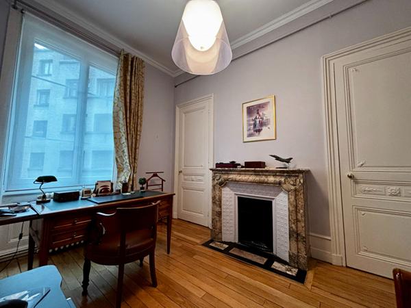 À VENDRE ! Magnifique Appartement Haussmannien de 150 m² dans une Résidence de Prestige