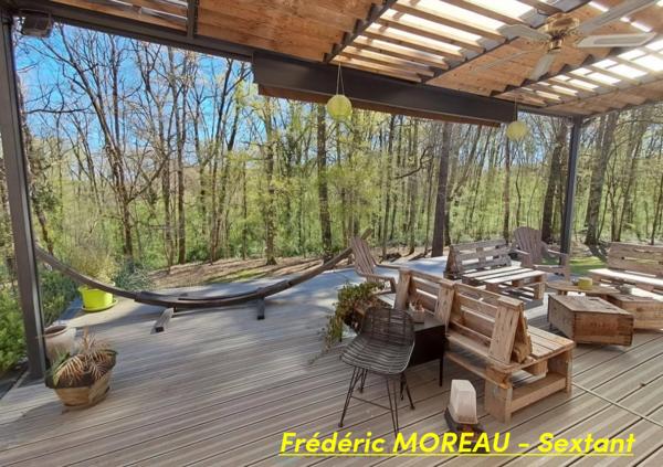 Trés belle maison atypique avec de beaux espaces intérieurs, dépendance et beau terrain