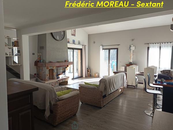 Trés belle maison atypique avec de beaux espaces intérieurs, dépendance et beau terrain