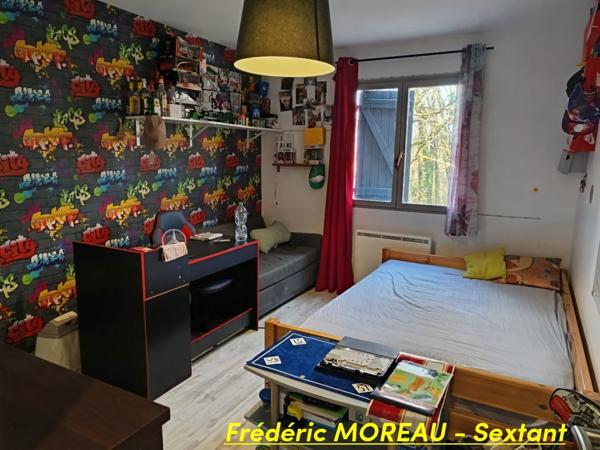 Trés belle maison atypique avec de beaux espaces intérieurs, dépendance et beau terrain