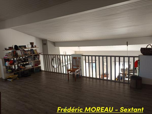 Trés belle maison atypique avec de beaux espaces intérieurs, dépendance et beau terrain