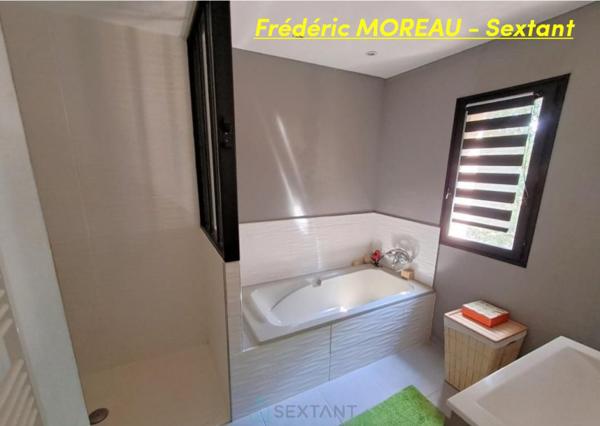 Trés belle maison atypique avec de beaux espaces intérieurs, dépendance et beau terrain