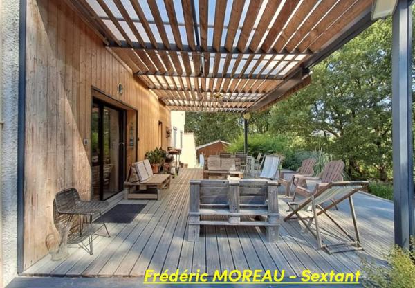 Trés belle maison atypique avec de beaux espaces intérieurs, dépendance et beau terrain