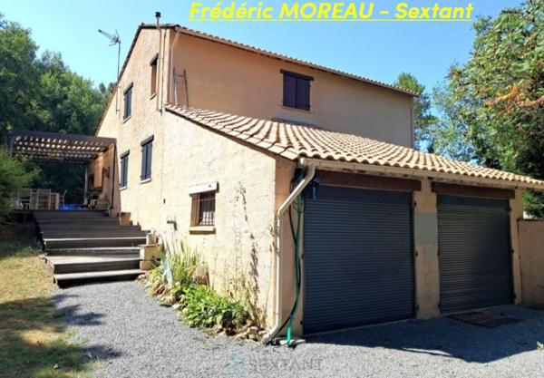 Trés belle maison atypique avec de beaux espaces intérieurs, dépendance et beau terrain