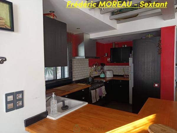 Trés belle maison atypique avec de beaux espaces intérieurs, dépendance et beau terrain