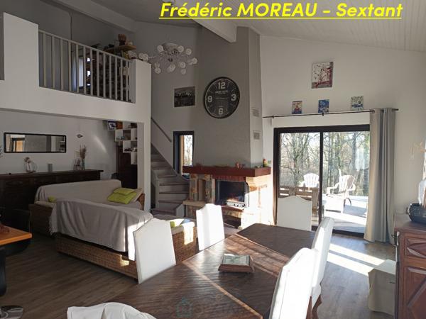 Trés belle maison atypique avec de beaux espaces intérieurs, dépendance et beau terrain