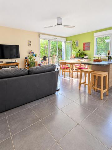 Appartement T4 de 84m2 rez-de-jardin - 250 000 €.
