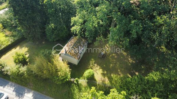 Terrain à vendre de plus de 1300 m², situé au cœur du bourg de Saint-Antoine-du-Rocher, dans un environnement agréable et bénéficiant d’une belle exposition.
Le terrain, en pente, dispose déjà des raccordements en eau et électricité.
Il comprend également un garage ainsi qu’une maisonnette d’environ 26 m² sur une dalle d'environ 40m2, pouvant être rénovée ou démolie selon votre projet. (bâtiment en préfabriqué). 

Une petite partie boisée du terrain, classée et préservée, apporte charme et caractère à l’ensemble. Ce bien offre un beau potentiel pour un projet de construction dans un cadre verdoyant tout en profitant de la proximité immédiate des commodités.