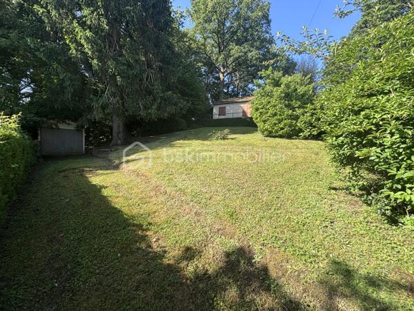 Terrain à vendre de plus de 1300 m², situé au cœur du bourg de Saint-Antoine-du-Rocher, dans un environnement agréable et bénéficiant d’une belle exposition.
Le terrain, en pente, dispose déjà des raccordements en eau et électricité.
Il comprend également un garage ainsi qu’une maisonnette d’environ 26 m² sur une dalle d'environ 40m2, pouvant être rénovée ou démolie selon votre projet. (bâtiment en préfabriqué). 

Une petite partie boisée du terrain, classée et préservée, apporte charme et caractère à l’ensemble. Ce bien offre un beau potentiel pour un projet de construction dans un cadre verdoyant tout en profitant de la proximité immédiate des commodités.