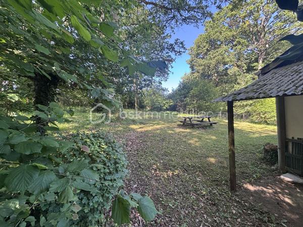 Terrain à vendre de plus de 1300 m², situé au cœur du bourg de Saint-Antoine-du-Rocher, dans un environnement agréable et bénéficiant d’une belle exposition.
Le terrain, en pente, dispose déjà des raccordements en eau et électricité.
Il comprend également un garage ainsi qu’une maisonnette d’environ 26 m² sur une dalle d'environ 40m2, pouvant être rénovée ou démolie selon votre projet. (bâtiment en préfabriqué). 

Une petite partie boisée du terrain, classée et préservée, apporte charme et caractère à l’ensemble. Ce bien offre un beau potentiel pour un projet de construction dans un cadre verdoyant tout en profitant de la proximité immédiate des commodités.