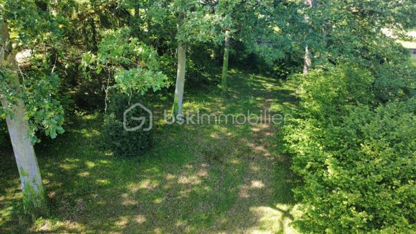Terrain à vendre de plus de 1300 m², situé au cœur du bourg de Saint-Antoine-du-Rocher, dans un environnement agréable et bénéficiant d’une belle exposition.
Le terrain, en pente, dispose déjà des raccordements en eau et électricité.
Il comprend également un garage ainsi qu’une maisonnette d’environ 26 m² sur une dalle d'environ 40m2, pouvant être rénovée ou démolie selon votre projet. (bâtiment en préfabriqué). 

Une petite partie boisée du terrain, classée et préservée, apporte charme et caractère à l’ensemble. Ce bien offre un beau potentiel pour un projet de construction dans un cadre verdoyant tout en profitant de la proximité immédiate des commodités.