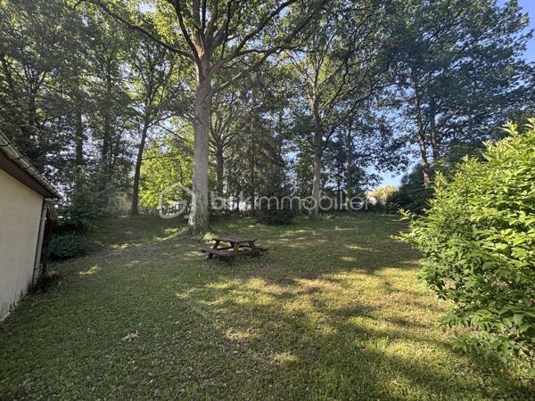 Terrain à vendre de plus de 1300 m², situé au cœur du bourg de Saint-Antoine-du-Rocher, dans un environnement agréable et bénéficiant d’une belle exposition.
Le terrain, en pente, dispose déjà des raccordements en eau et électricité.
Il comprend également un garage ainsi qu’une maisonnette d’environ 26 m² sur une dalle d'environ 40m2, pouvant être rénovée ou démolie selon votre projet. (bâtiment en préfabriqué). 

Une petite partie boisée du terrain, classée et préservée, apporte charme et caractère à l’ensemble. Ce bien offre un beau potentiel pour un projet de construction dans un cadre verdoyant tout en profitant de la proximité immédiate des commodités.