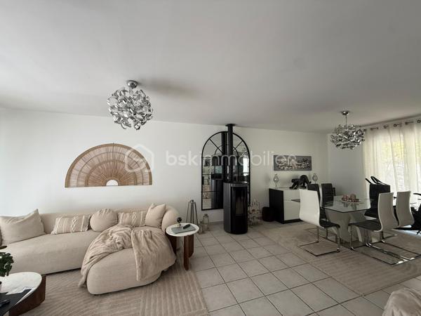 À seulement 9 minutes d'Amboise, dans un environnement calme et verdoyant, découvrez cette maison lumineuse et fonctionnelle de 93 m².

L'espace de vie principal, situé à l'étage, se compose d'un grand double séjour (33 m²) traversant exposé Est-Ouest, avec cuisine ouverte (aménagée et équipée), offrant une agréable luminosité tout au long de la journée.

Vous y trouverez également :
• 3 chambres
• 1 salle de bains avec double vasque
• Des WC indépendants

À l'extérieur, deux terrasses permettent de profiter pleinement des beaux jours :
• Une terrasse accessible depuis le séjour (17 m²)
• Une seconde terrasse, plus spacieuse, accessible depuis la cuisine et le séjour (33 m²)

Au rez-de-chaussée, un grand garage (28 m²) complète l'ensemble.

Les atouts :
✓ Environnement paisible et verdoyant
✓ Belle luminosité
✓ Transports scolaires à moins de 5 minutes à pied
✓ Proximité d'Amboise

Une visite s'impose pour découvrir tout le potentiel de cette maison !
