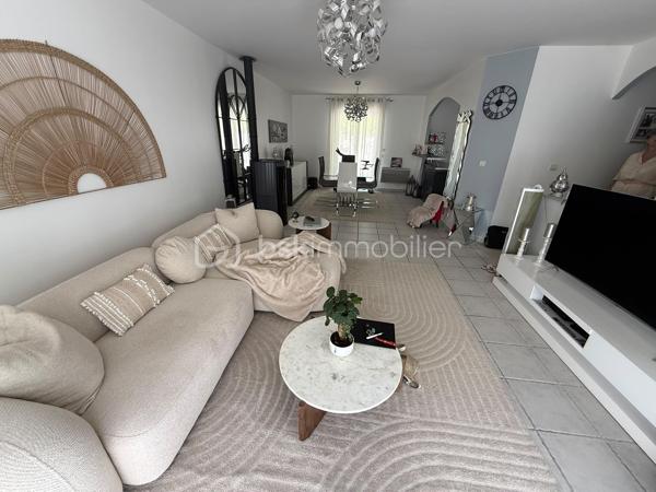 À seulement 9 minutes d'Amboise, dans un environnement calme et verdoyant, découvrez cette maison lumineuse et fonctionnelle de 93 m².

L'espace de vie principal, situé à l'étage, se compose d'un grand double séjour (33 m²) traversant exposé Est-Ouest, avec cuisine ouverte (aménagée et équipée), offrant une agréable luminosité tout au long de la journée.

Vous y trouverez également :
• 3 chambres
• 1 salle de bains avec double vasque
• Des WC indépendants

À l'extérieur, deux terrasses permettent de profiter pleinement des beaux jours :
• Une terrasse accessible depuis le séjour (17 m²)
• Une seconde terrasse, plus spacieuse, accessible depuis la cuisine et le séjour (33 m²)

Au rez-de-chaussée, un grand garage (28 m²) complète l'ensemble.

Les atouts :
✓ Environnement paisible et verdoyant
✓ Belle luminosité
✓ Transports scolaires à moins de 5 minutes à pied
✓ Proximité d'Amboise

Une visite s'impose pour découvrir tout le potentiel de cette maison !