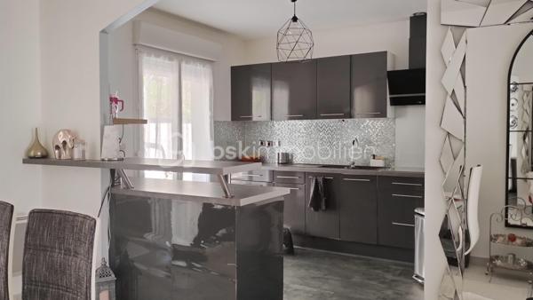 À seulement 9 minutes d'Amboise, dans un environnement calme et verdoyant, découvrez cette maison lumineuse et fonctionnelle de 93 m².

L'espace de vie principal, situé à l'étage, se compose d'un grand double séjour (33 m²) traversant exposé Est-Ouest, avec cuisine ouverte (aménagée et équipée), offrant une agréable luminosité tout au long de la journée.

Vous y trouverez également :
• 3 chambres
• 1 salle de bains avec double vasque
• Des WC indépendants

À l'extérieur, deux terrasses permettent de profiter pleinement des beaux jours :
• Une terrasse accessible depuis le séjour (17 m²)
• Une seconde terrasse, plus spacieuse, accessible depuis la cuisine et le séjour (33 m²)

Au rez-de-chaussée, un grand garage (28 m²) complète l'ensemble.

Les atouts :
✓ Environnement paisible et verdoyant
✓ Belle luminosité
✓ Transports scolaires à moins de 5 minutes à pied
✓ Proximité d'Amboise

Une visite s'impose pour découvrir tout le potentiel de cette maison !