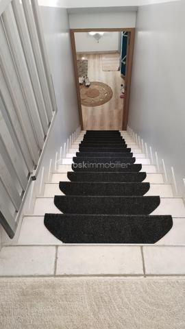 À seulement 9 minutes d'Amboise, dans un environnement calme et verdoyant, découvrez cette maison lumineuse et fonctionnelle de 93 m².

L'espace de vie principal, situé à l'étage, se compose d'un grand double séjour (33 m²) traversant exposé Est-Ouest, avec cuisine ouverte (aménagée et équipée), offrant une agréable luminosité tout au long de la journée.

Vous y trouverez également :
• 3 chambres
• 1 salle de bains avec double vasque
• Des WC indépendants

À l'extérieur, deux terrasses permettent de profiter pleinement des beaux jours :
• Une terrasse accessible depuis le séjour (17 m²)
• Une seconde terrasse, plus spacieuse, accessible depuis la cuisine et le séjour (33 m²)

Au rez-de-chaussée, un grand garage (28 m²) complète l'ensemble.

Les atouts :
✓ Environnement paisible et verdoyant
✓ Belle luminosité
✓ Transports scolaires à moins de 5 minutes à pied
✓ Proximité d'Amboise

Une visite s'impose pour découvrir tout le potentiel de cette maison !