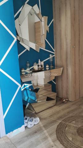 À seulement 9 minutes d'Amboise, dans un environnement calme et verdoyant, découvrez cette maison lumineuse et fonctionnelle de 93 m².

L'espace de vie principal, situé à l'étage, se compose d'un grand double séjour (33 m²) traversant exposé Est-Ouest, avec cuisine ouverte (aménagée et équipée), offrant une agréable luminosité tout au long de la journée.

Vous y trouverez également :
• 3 chambres
• 1 salle de bains avec double vasque
• Des WC indépendants

À l'extérieur, deux terrasses permettent de profiter pleinement des beaux jours :
• Une terrasse accessible depuis le séjour (17 m²)
• Une seconde terrasse, plus spacieuse, accessible depuis la cuisine et le séjour (33 m²)

Au rez-de-chaussée, un grand garage (28 m²) complète l'ensemble.

Les atouts :
✓ Environnement paisible et verdoyant
✓ Belle luminosité
✓ Transports scolaires à moins de 5 minutes à pied
✓ Proximité d'Amboise

Une visite s'impose pour découvrir tout le potentiel de cette maison !