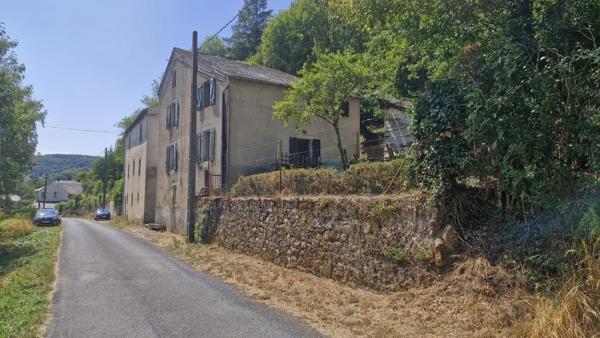 Maison non mitoyenne avec extérieur et garage