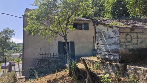 Maison non mitoyenne avec extérieur et garage