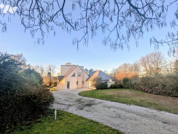 A VENDRE : à la campagne : Maison  d'architecte - 4 chambres - terrain de 6 800 m2
