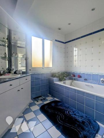 A VENDRE : à la campagne : Maison  d'architecte - 4 chambres - terrain de 6 800 m2