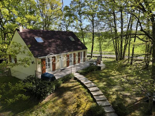 Situé à proximité immédiate de Saint-Germain-des-Prés, ce pavillon traditionnel de 1974 offre un cadre de vie privilégié alliant confort et sérénité. Édifiée sur un magnifique terrain plat, clos et arboré d'environ 3 760 m², cette propriété séduit par ses volumes et son excellente tenue.
Le rez-de-chaussée s'ouvre sur une pièce de vie lumineuse, agrémentée d’un poêle à granulés récent qui apporte une atmosphère chaleureuse à l'ensemble. La cuisine, entièrement aménagée et équipée, complète l'espace de réception. Le coin nuit de ce niveau dispose de trois belles chambres, d'une salle d’eau moderne avec douche à l’italienne et d'un WC indépendant.
L'étage propose une vaste pièce mansardée offrant un beau potentiel d'aménagement. Cet espace peut aisément accueillir une à deux grandes chambres supplémentaires ainsi qu'une salle d’eau avec WC.
La maison repose sur un sous-sol total compartimenté, idéal pour le stockage, le bricolage ou le stationnement de véhicules. Le confort énergétique est assuré par des menuiseries en double vitrage PVC performantes. De plus, l’installation électrique a été rénovée et le ballon d’eau chaude a été remplacé en 2021.
Le parc paysager de plus de 3 700 m² constitue un véritable écrin de verdure, parfait pour les amoureux de la nature ou les projets familiaux. Côté pratique, les ramassages scolaires se situent à proximité immédiate, facilitant le quotidien des familles.

Pour obtenir plus de renseignements ou organiser une visite, n'hésitez pas à me contacter.