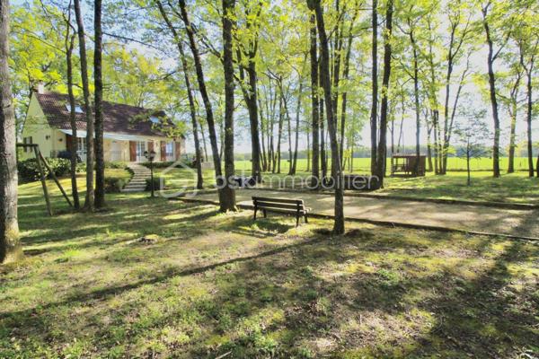 Situé à proximité immédiate de Saint-Germain-des-Prés, ce pavillon traditionnel de 1974 offre un cadre de vie privilégié alliant confort et sérénité. Édifiée sur un magnifique terrain plat, clos et arboré d'environ 3 760 m², cette propriété séduit par ses volumes et son excellente tenue.
Le rez-de-chaussée s'ouvre sur une pièce de vie lumineuse, agrémentée d’un poêle à granulés récent qui apporte une atmosphère chaleureuse à l'ensemble. La cuisine, entièrement aménagée et équipée, complète l'espace de réception. Le coin nuit de ce niveau dispose de trois belles chambres, d'une salle d’eau moderne avec douche à l’italienne et d'un WC indépendant.
L'étage propose une vaste pièce mansardée offrant un beau potentiel d'aménagement. Cet espace peut aisément accueillir une à deux grandes chambres supplémentaires ainsi qu'une salle d’eau avec WC.
La maison repose sur un sous-sol total compartimenté, idéal pour le stockage, le bricolage ou le stationnement de véhicules. Le confort énergétique est assuré par des menuiseries en double vitrage PVC performantes. De plus, l’installation électrique a été rénovée et le ballon d’eau chaude a été remplacé en 2021.
Le parc paysager de plus de 3 700 m² constitue un véritable écrin de verdure, parfait pour les amoureux de la nature ou les projets familiaux. Côté pratique, les ramassages scolaires se situent à proximité immédiate, facilitant le quotidien des familles.

Pour obtenir plus de renseignements ou organiser une visite, n'hésitez pas à me contacter.