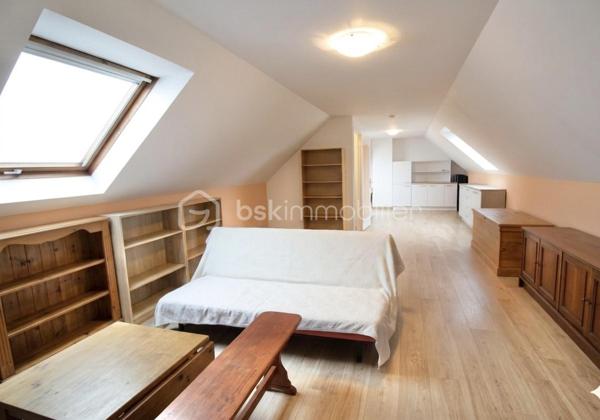 Situé à proximité immédiate de Saint-Germain-des-Prés, ce pavillon traditionnel de 1974 offre un cadre de vie privilégié alliant confort et sérénité. Édifiée sur un magnifique terrain plat, clos et arboré d'environ 3 760 m², cette propriété séduit par ses volumes et son excellente tenue.
Le rez-de-chaussée s'ouvre sur une pièce de vie lumineuse, agrémentée d’un poêle à granulés récent qui apporte une atmosphère chaleureuse à l'ensemble. La cuisine, entièrement aménagée et équipée, complète l'espace de réception. Le coin nuit de ce niveau dispose de trois belles chambres, d'une salle d’eau moderne avec douche à l’italienne et d'un WC indépendant.
L'étage propose une vaste pièce mansardée offrant un beau potentiel d'aménagement. Cet espace peut aisément accueillir une à deux grandes chambres supplémentaires ainsi qu'une salle d’eau avec WC.
La maison repose sur un sous-sol total compartimenté, idéal pour le stockage, le bricolage ou le stationnement de véhicules. Le confort énergétique est assuré par des menuiseries en double vitrage PVC performantes. De plus, l’installation électrique a été rénovée et le ballon d’eau chaude a été remplacé en 2021.
Le parc paysager de plus de 3 700 m² constitue un véritable écrin de verdure, parfait pour les amoureux de la nature ou les projets familiaux. Côté pratique, les ramassages scolaires se situent à proximité immédiate, facilitant le quotidien des familles.

Pour obtenir plus de renseignements ou organiser une visite, n'hésitez pas à me contacter.