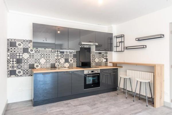 Devenez les premiers propriétaires de ce magnifique appartement T4 de 86 m² entièrement rénové, au sein d’une charmante copropriété à taille humaine.