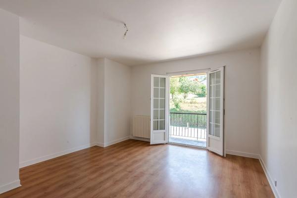 Devenez les premiers propriétaires de ce magnifique appartement T4 de 86 m² entièrement rénové, au sein d’une charmante copropriété à taille humaine.