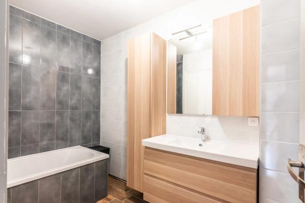 Devenez les premiers propriétaires de ce magnifique appartement T4 de 86 m² entièrement rénové, au sein d’une charmante copropriété à taille humaine.