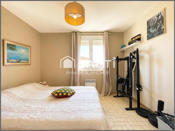Villa avec piscine, trois chambres + bureau et garage.