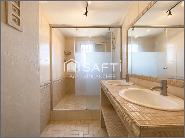 Villa avec piscine, trois chambres + bureau et garage.