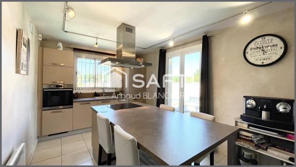 Villa avec piscine, trois chambres + bureau et garage.