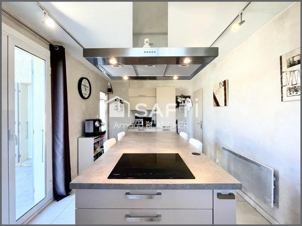Villa avec piscine, trois chambres + bureau et garage.