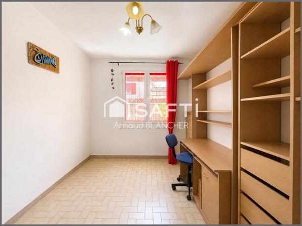 Villa avec piscine, trois chambres + bureau et garage.