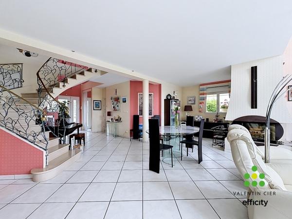 Maison
         6 pièces
        - 181 m² Exclusivité 720 000 € *