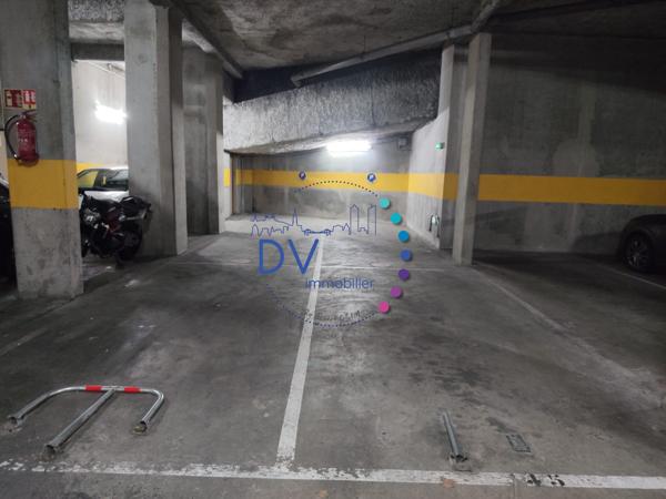 Lot de 9 parkings sécurisés
