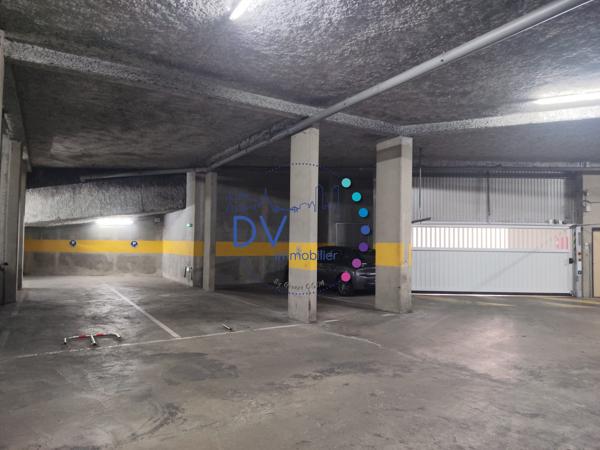 Lot de 9 parkings sécurisés