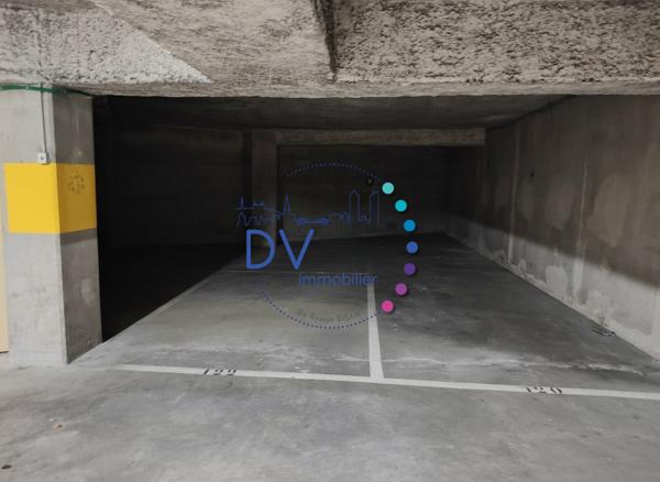 Lot de 9 parkings sécurisés