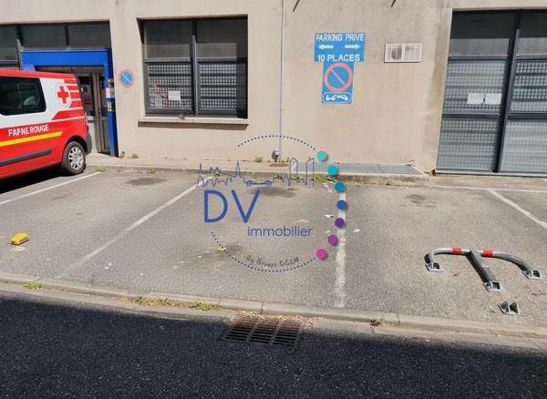 Lot de 9 parkings sécurisés