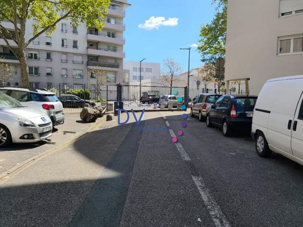 Lot de 9 parkings sécurisés