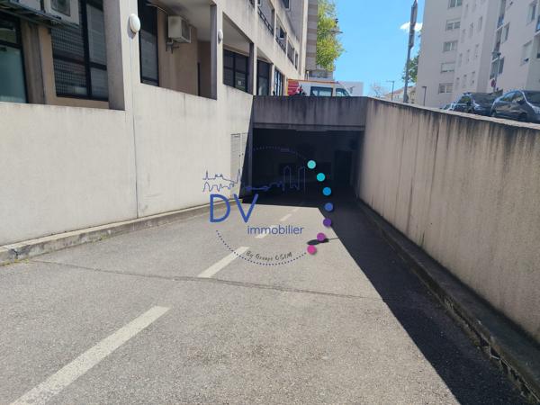 Lot de 9 parkings sécurisés