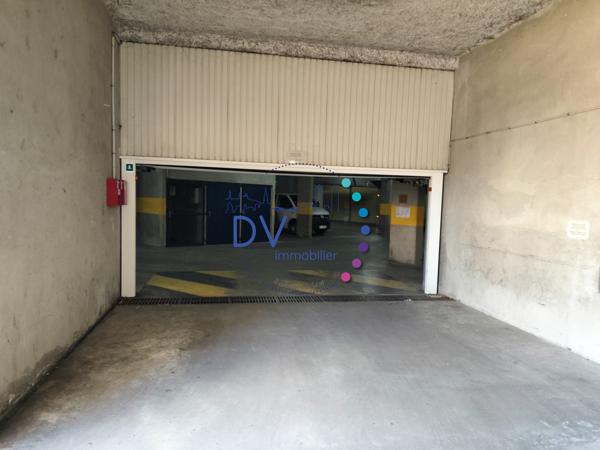 Lot de 9 parkings sécurisés