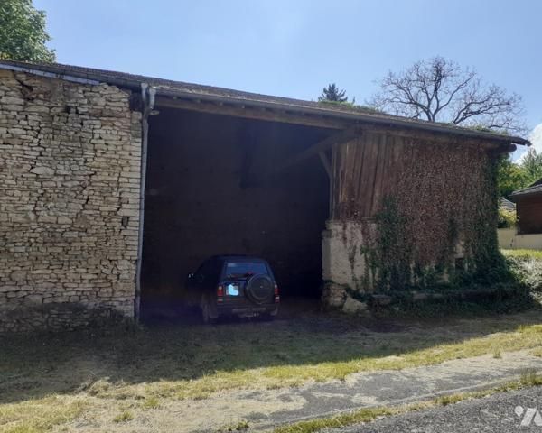 VELLEXON, ensemble immobilier composé de différents bâtiments avec terrain