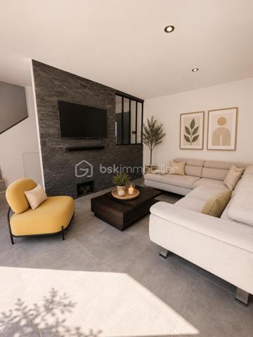 L’élégance contemporaine à quelques minutes des plages…
Dans l’un des secteurs les plus prisés de Six-Fours-les-Plages, Découvrez cette superbe villa contemporaine de 130 m², construite en 2021, où confort, modernité et qualité de vie se conjuguent à la perfection.

Son emplacement est un véritable atout. Vous profiterez d’un environnement résidentiel recherché, calme et familial, tout en rejoignant en seulement quelques minutes les magnifiques plages de Six-Fours, le port du Brusc, les commerces, les écoles ainsi que les principaux axes de circulation. Un équilibre parfait entre douceur de vivre et praticité du quotidien.

Dès l’entrée, la maison séduit par ses volumes généreux et sa belle luminosité. La pièce de vie, baignée de lumière grâce à ses larges ouvertures, accueille une cuisine entièrement aménagée et équipée qui s'intègre harmonieusement à l'espace salon/séjour créant un espace convivial où famille et amis aimeront se retrouver.
Le rez-de-chaussée offre également une petite suite parentale fonctionnelle avec son dressing et sa salle d’eau privative, une buanderie ainsi qu’un WC indépendant, permettant une vie de plain-pied particulièrement confortable.
À l’étage, chacun trouvera son espace. Trois chambres accueillent famille ou invités, dont une bénéficie de sa propre salle d’eau. Une quatrième pièce, actuellement aménagée en bureau, pourra facilement devenir une chambre supplémentaire selon vos besoins. Une salle de bains ainsi qu’un second WC indépendant complètent cet étage parfaitement pensé.

À l’extérieur, tout a été conçu pour profiter pleinement des beaux jours. Une élégante pergola bioclimatique prolonge la terrasse en bois, véritable espace de vie extérieur. Un magnifique jacuzzi, élégamment dissimulé sous une terrasse coulissante motorisée. Le jardin, facile d’entretien, permet de profiter pleinement de chaque instant sans contrainte. Des lauriers tiges et bambous ont récemment été plantés afin de renforcer l'intimité de la terrasse. Leur croissance permettra rapidement de créer un écran végétal naturel. 
Le stationnement est particulièrement confortable avec la possibilité de garer facilement au moins trois véhicules à l’intérieur de la propriété.
Construite selon les dernières normes, cette maison bénéficie de prestations haut de gamme garantissant confort et économies d’énergie :
   ●   DPE A
   ●   Climatisation gainable réversible
   ●   Ballon thermodynamique
   ●   Double vitrage
   ●   Volets roulants électriques
   ●   Construction 2021 répondant aux dernières normes

Les biens réunissant emplacement, prestations récentes et donc sans travaux à prévoir avec une qualité de vie sont actuellement recherchés. Ne laissez pas passer cette opportunité !
Nous restons disponibles 7 jours sur 7.