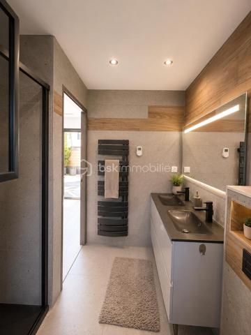 L’élégance contemporaine à quelques minutes des plages…
Dans l’un des secteurs les plus prisés de Six-Fours-les-Plages, Découvrez cette superbe villa contemporaine de 130 m², construite en 2021, où confort, modernité et qualité de vie se conjuguent à la perfection.

Son emplacement est un véritable atout. Vous profiterez d’un environnement résidentiel recherché, calme et familial, tout en rejoignant en seulement quelques minutes les magnifiques plages de Six-Fours, le port du Brusc, les commerces, les écoles ainsi que les principaux axes de circulation. Un équilibre parfait entre douceur de vivre et praticité du quotidien.

Dès l’entrée, la maison séduit par ses volumes généreux et sa belle luminosité. La pièce de vie, baignée de lumière grâce à ses larges ouvertures, accueille une cuisine entièrement aménagée et équipée qui s'intègre harmonieusement à l'espace salon/séjour créant un espace convivial où famille et amis aimeront se retrouver.
Le rez-de-chaussée offre également une petite suite parentale fonctionnelle avec son dressing et sa salle d’eau privative, une buanderie ainsi qu’un WC indépendant, permettant une vie de plain-pied particulièrement confortable.
À l’étage, chacun trouvera son espace. Trois chambres accueillent famille ou invités, dont une bénéficie de sa propre salle d’eau. Une quatrième pièce, actuellement aménagée en bureau, pourra facilement devenir une chambre supplémentaire selon vos besoins. Une salle de bains ainsi qu’un second WC indépendant complètent cet étage parfaitement pensé.

À l’extérieur, tout a été conçu pour profiter pleinement des beaux jours. Une élégante pergola bioclimatique prolonge la terrasse en bois, véritable espace de vie extérieur. Un magnifique jacuzzi, élégamment dissimulé sous une terrasse coulissante motorisée. Le jardin, facile d’entretien, permet de profiter pleinement de chaque instant sans contrainte. Des lauriers tiges et bambous ont récemment été plantés afin de renforcer l'intimité de la terrasse. Leur croissance permettra rapidement de créer un écran végétal naturel. 
Le stationnement est particulièrement confortable avec la possibilité de garer facilement au moins trois véhicules à l’intérieur de la propriété.
Construite selon les dernières normes, cette maison bénéficie de prestations haut de gamme garantissant confort et économies d’énergie :
   ●   DPE A
   ●   Climatisation gainable réversible
   ●   Ballon thermodynamique
   ●   Double vitrage
   ●   Volets roulants électriques
   ●   Construction 2021 répondant aux dernières normes

Les biens réunissant emplacement, prestations récentes et donc sans travaux à prévoir avec une qualité de vie sont actuellement recherchés. Ne laissez pas passer cette opportunité !
Nous restons disponibles 7 jours sur 7.