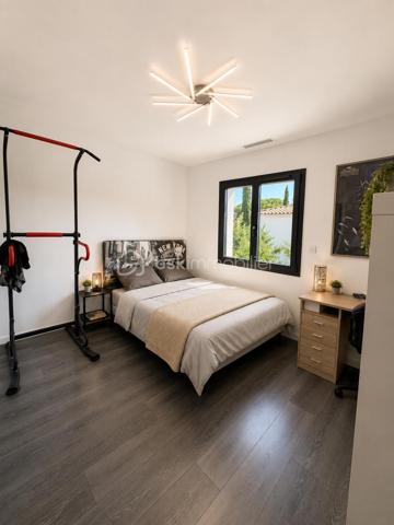 L’élégance contemporaine à quelques minutes des plages…
Dans l’un des secteurs les plus prisés de Six-Fours-les-Plages, Découvrez cette superbe villa contemporaine de 130 m², construite en 2021, où confort, modernité et qualité de vie se conjuguent à la perfection.

Son emplacement est un véritable atout. Vous profiterez d’un environnement résidentiel recherché, calme et familial, tout en rejoignant en seulement quelques minutes les magnifiques plages de Six-Fours, le port du Brusc, les commerces, les écoles ainsi que les principaux axes de circulation. Un équilibre parfait entre douceur de vivre et praticité du quotidien.

Dès l’entrée, la maison séduit par ses volumes généreux et sa belle luminosité. La pièce de vie, baignée de lumière grâce à ses larges ouvertures, accueille une cuisine entièrement aménagée et équipée qui s'intègre harmonieusement à l'espace salon/séjour créant un espace convivial où famille et amis aimeront se retrouver.
Le rez-de-chaussée offre également une petite suite parentale fonctionnelle avec son dressing et sa salle d’eau privative, une buanderie ainsi qu’un WC indépendant, permettant une vie de plain-pied particulièrement confortable.
À l’étage, chacun trouvera son espace. Trois chambres accueillent famille ou invités, dont une bénéficie de sa propre salle d’eau. Une quatrième pièce, actuellement aménagée en bureau, pourra facilement devenir une chambre supplémentaire selon vos besoins. Une salle de bains ainsi qu’un second WC indépendant complètent cet étage parfaitement pensé.

À l’extérieur, tout a été conçu pour profiter pleinement des beaux jours. Une élégante pergola bioclimatique prolonge la terrasse en bois, véritable espace de vie extérieur. Un magnifique jacuzzi, élégamment dissimulé sous une terrasse coulissante motorisée. Le jardin, facile d’entretien, permet de profiter pleinement de chaque instant sans contrainte. Des lauriers tiges et bambous ont récemment été plantés afin de renforcer l'intimité de la terrasse. Leur croissance permettra rapidement de créer un écran végétal naturel. 
Le stationnement est particulièrement confortable avec la possibilité de garer facilement au moins trois véhicules à l’intérieur de la propriété.
Construite selon les dernières normes, cette maison bénéficie de prestations haut de gamme garantissant confort et économies d’énergie :
   ●   DPE A
   ●   Climatisation gainable réversible
   ●   Ballon thermodynamique
   ●   Double vitrage
   ●   Volets roulants électriques
   ●   Construction 2021 répondant aux dernières normes

Les biens réunissant emplacement, prestations récentes et donc sans travaux à prévoir avec une qualité de vie sont actuellement recherchés. Ne laissez pas passer cette opportunité !
Nous restons disponibles 7 jours sur 7.