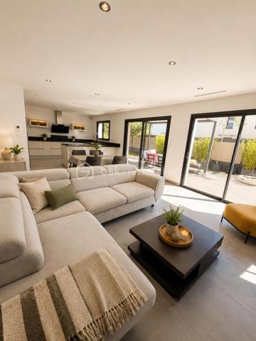 L’élégance contemporaine à quelques minutes des plages…
Dans l’un des secteurs les plus prisés de Six-Fours-les-Plages, Découvrez cette superbe villa contemporaine de 130 m², construite en 2021, où confort, modernité et qualité de vie se conjuguent à la perfection.

Son emplacement est un véritable atout. Vous profiterez d’un environnement résidentiel recherché, calme et familial, tout en rejoignant en seulement quelques minutes les magnifiques plages de Six-Fours, le port du Brusc, les commerces, les écoles ainsi que les principaux axes de circulation. Un équilibre parfait entre douceur de vivre et praticité du quotidien.

Dès l’entrée, la maison séduit par ses volumes généreux et sa belle luminosité. La pièce de vie, baignée de lumière grâce à ses larges ouvertures, accueille une cuisine entièrement aménagée et équipée qui s'intègre harmonieusement à l'espace salon/séjour créant un espace convivial où famille et amis aimeront se retrouver.
Le rez-de-chaussée offre également une petite suite parentale fonctionnelle avec son dressing et sa salle d’eau privative, une buanderie ainsi qu’un WC indépendant, permettant une vie de plain-pied particulièrement confortable.
À l’étage, chacun trouvera son espace. Trois chambres accueillent famille ou invités, dont une bénéficie de sa propre salle d’eau. Une quatrième pièce, actuellement aménagée en bureau, pourra facilement devenir une chambre supplémentaire selon vos besoins. Une salle de bains ainsi qu’un second WC indépendant complètent cet étage parfaitement pensé.

À l’extérieur, tout a été conçu pour profiter pleinement des beaux jours. Une élégante pergola bioclimatique prolonge la terrasse en bois, véritable espace de vie extérieur. Un magnifique jacuzzi, élégamment dissimulé sous une terrasse coulissante motorisée. Le jardin, facile d’entretien, permet de profiter pleinement de chaque instant sans contrainte. Des lauriers tiges et bambous ont récemment été plantés afin de renforcer l'intimité de la terrasse. Leur croissance permettra rapidement de créer un écran végétal naturel. 
Le stationnement est particulièrement confortable avec la possibilité de garer facilement au moins trois véhicules à l’intérieur de la propriété.
Construite selon les dernières normes, cette maison bénéficie de prestations haut de gamme garantissant confort et économies d’énergie :
   ●   DPE A
   ●   Climatisation gainable réversible
   ●   Ballon thermodynamique
   ●   Double vitrage
   ●   Volets roulants électriques
   ●   Construction 2021 répondant aux dernières normes

Les biens réunissant emplacement, prestations récentes et donc sans travaux à prévoir avec une qualité de vie sont actuellement recherchés. Ne laissez pas passer cette opportunité !
Nous restons disponibles 7 jours sur 7.