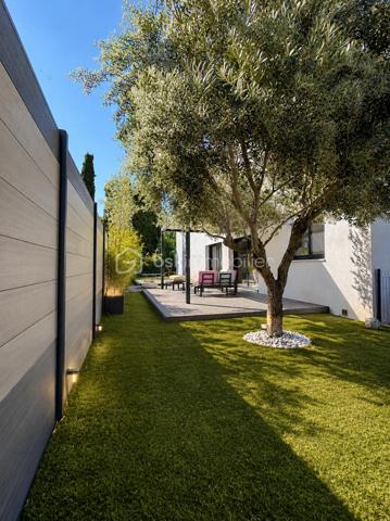 L’élégance contemporaine à quelques minutes des plages…
Dans l’un des secteurs les plus prisés de Six-Fours-les-Plages, Découvrez cette superbe villa contemporaine de 130 m², construite en 2021, où confort, modernité et qualité de vie se conjuguent à la perfection.

Son emplacement est un véritable atout. Vous profiterez d’un environnement résidentiel recherché, calme et familial, tout en rejoignant en seulement quelques minutes les magnifiques plages de Six-Fours, le port du Brusc, les commerces, les écoles ainsi que les principaux axes de circulation. Un équilibre parfait entre douceur de vivre et praticité du quotidien.

Dès l’entrée, la maison séduit par ses volumes généreux et sa belle luminosité. La pièce de vie, baignée de lumière grâce à ses larges ouvertures, accueille une cuisine entièrement aménagée et équipée qui s'intègre harmonieusement à l'espace salon/séjour créant un espace convivial où famille et amis aimeront se retrouver.
Le rez-de-chaussée offre également une petite suite parentale fonctionnelle avec son dressing et sa salle d’eau privative, une buanderie ainsi qu’un WC indépendant, permettant une vie de plain-pied particulièrement confortable.
À l’étage, chacun trouvera son espace. Trois chambres accueillent famille ou invités, dont une bénéficie de sa propre salle d’eau. Une quatrième pièce, actuellement aménagée en bureau, pourra facilement devenir une chambre supplémentaire selon vos besoins. Une salle de bains ainsi qu’un second WC indépendant complètent cet étage parfaitement pensé.

À l’extérieur, tout a été conçu pour profiter pleinement des beaux jours. Une élégante pergola bioclimatique prolonge la terrasse en bois, véritable espace de vie extérieur. Un magnifique jacuzzi, élégamment dissimulé sous une terrasse coulissante motorisée. Le jardin, facile d’entretien, permet de profiter pleinement de chaque instant sans contrainte. Des lauriers tiges et bambous ont récemment été plantés afin de renforcer l'intimité de la terrasse. Leur croissance permettra rapidement de créer un écran végétal naturel. 
Le stationnement est particulièrement confortable avec la possibilité de garer facilement au moins trois véhicules à l’intérieur de la propriété.
Construite selon les dernières normes, cette maison bénéficie de prestations haut de gamme garantissant confort et économies d’énergie :
   ●   DPE A
   ●   Climatisation gainable réversible
   ●   Ballon thermodynamique
   ●   Double vitrage
   ●   Volets roulants électriques
   ●   Construction 2021 répondant aux dernières normes

Les biens réunissant emplacement, prestations récentes et donc sans travaux à prévoir avec une qualité de vie sont actuellement recherchés. Ne laissez pas passer cette opportunité !
Nous restons disponibles 7 jours sur 7.